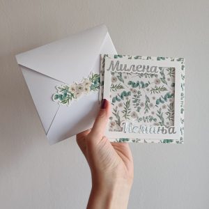 Personalizovana čestitka za venčanje za zelenim i belim floralnim elementima i imenima mladenaca