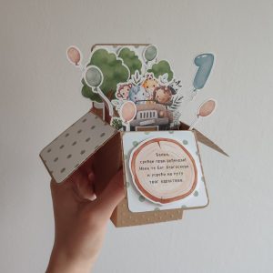 3D čestitka za prvi rođendan s motivom životinja u autu, balonima i brojem 1, personalizovana porukom po želji