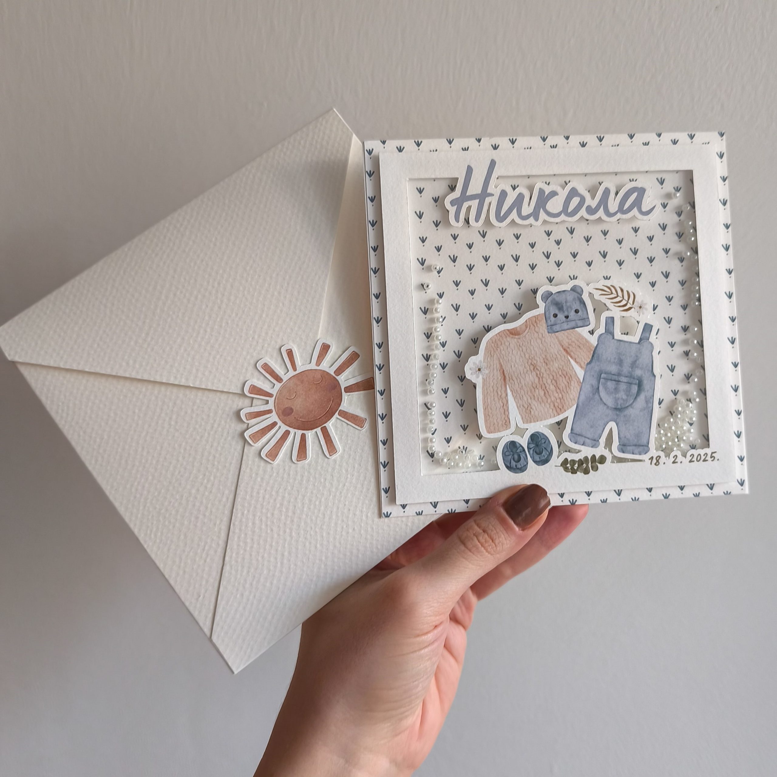 Personalizovana čestitka s motivom bebine odeće, idealna za rođenje bebe, baby shower, krštenje ili prvi rođendan