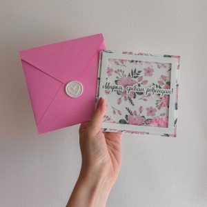 Personalizovana rođendanska čestitka na preklop sa roze cvetovima i imenom