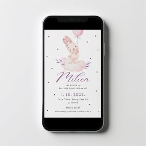 Nežna digitalna rođendanska pozivnica za devojčicu sa ilustracijom zečice koja drži balon, u pastelnim tonovima koji stvaraju toplu i razigranu atmosferu za dečiju proslavu